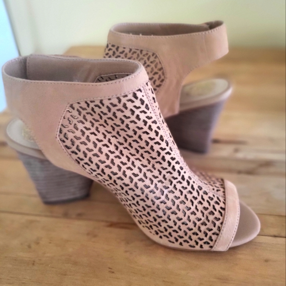 Vince Camuto Ankle Peep Toe Sandal. NWOT Size 8